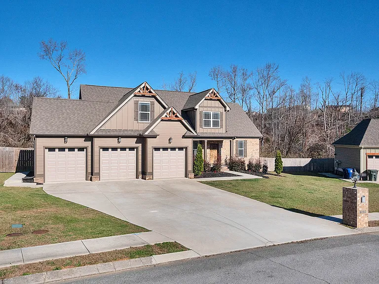 8052 Burgundy Cir — Photo 3