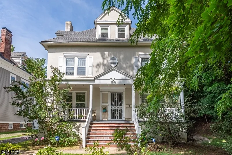 16 Llewellyn Rd #1