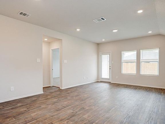 4th image of 121 Roanwood Dr