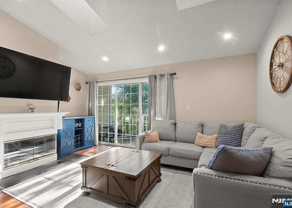 1st image of 952 Juniper Way