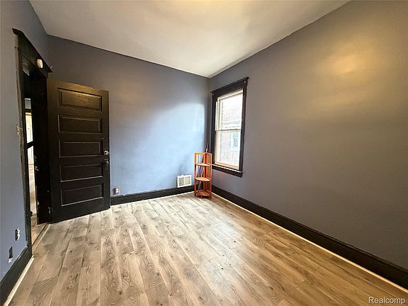 5th image of 593 Owen St