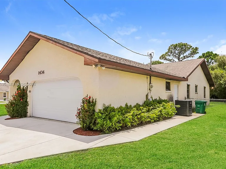 1434 SW Broadview St — Photo 3