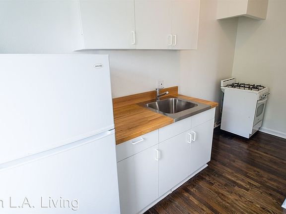 2nd image of 1975 N Beachwood Dr #10230081