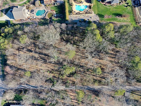 3rd image of 308 Broady Ln