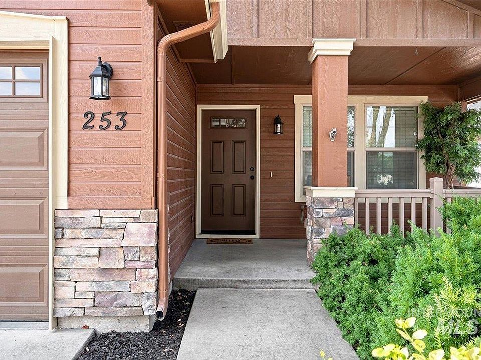 2nd image of 253 E Indian Rocks Ct