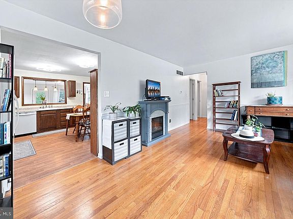 3rd image of 1592 Letitia Ln