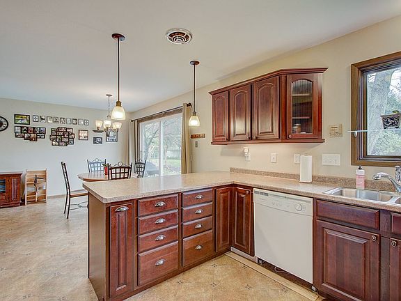 3rd image of 5209 Meadowood Dr