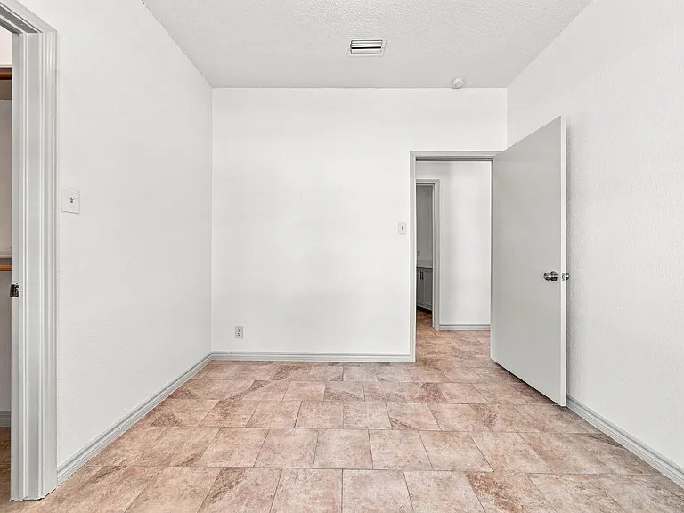 2207 Lancaster Gate Cv — Photo 8