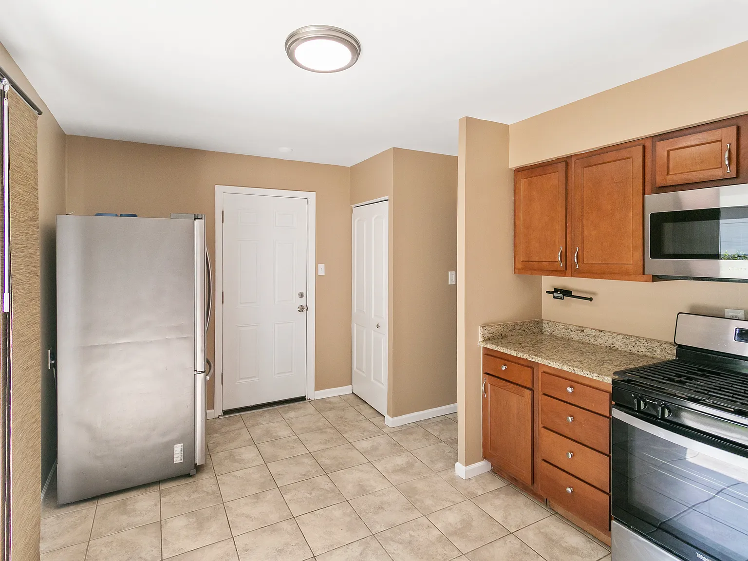 3 bed, 900 sqft, $2,395 — Photo 3
