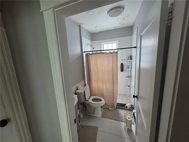76 Pembroke Ave #ROOM — Photo 7