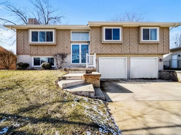 5 Pembrook Cir, Bloomington, IL 61704