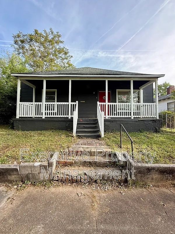3 bed, 1.5 bath, 1051 sqft, $900 — Photo 1