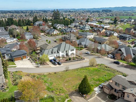 5th image of 2683 NW Mount Hood Dr