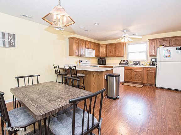 4th image of 122 W Woodlake Cir