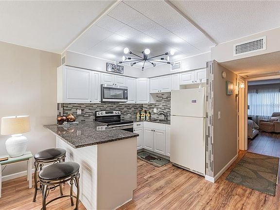 4th image of 1235 S Highland Ave #5707