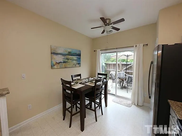 207 Mannington Dr — Photo 6