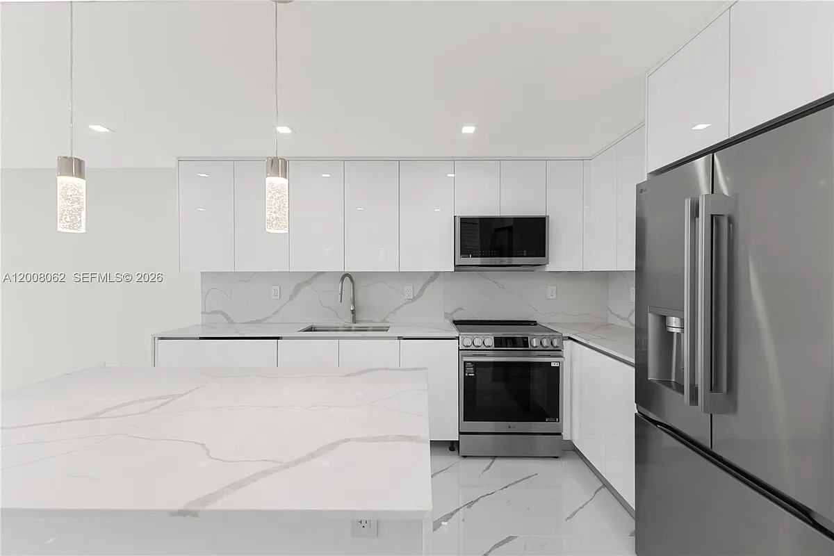 Building Photo - 345 Ocean Dr #708