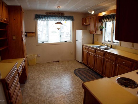 4th image of 35 Orville St