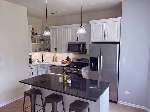 4th image of 818 N Dearborn St APT 3F
