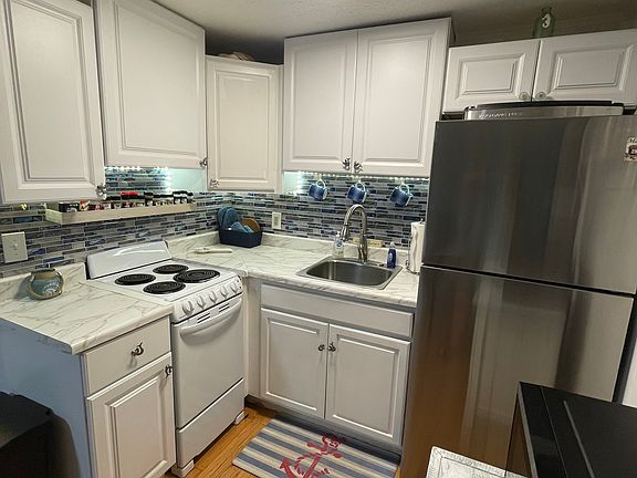 5th image of 72 E Grand Ave #101
