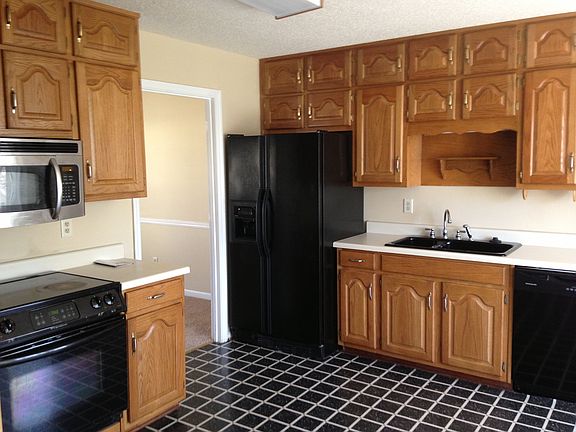 Kitchen w/ all appliances