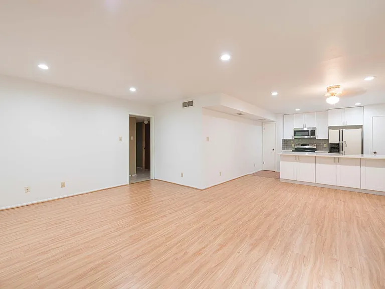 701 The High Rd #A — Photo 7