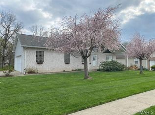 8 Creekside Dr, Trenton, IL