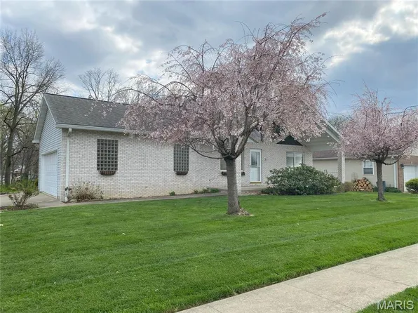 8 Creekside Dr, Trenton, IL 62293