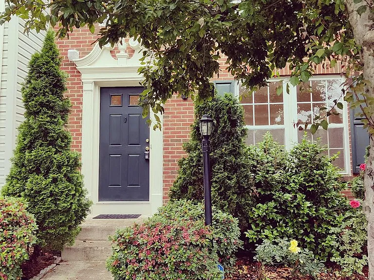 211 Shirley Sq SE — Photo 1