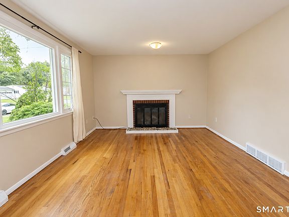 5th image of 10 Colonial Drive