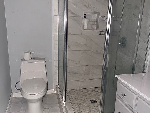 3rd image of 210 Edison Ave