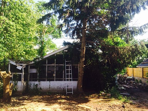 Garage w/chicken coop