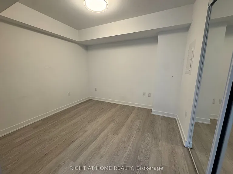 3 Strathgowan Ave #326 — Photo 4
