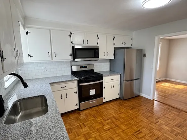 40 Bourne St #2, Bristol, RI 02809