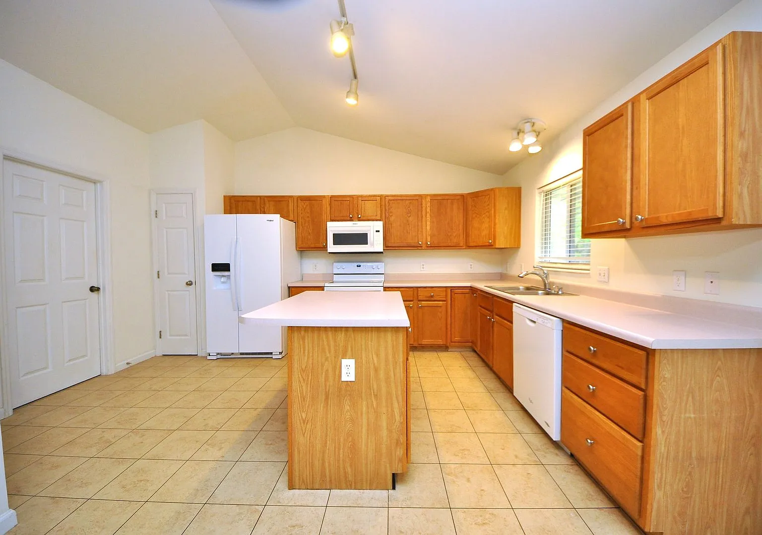 Beautiful Renovated 3 Bedroom 3 Bathroom in Wentzville — Photo 2
