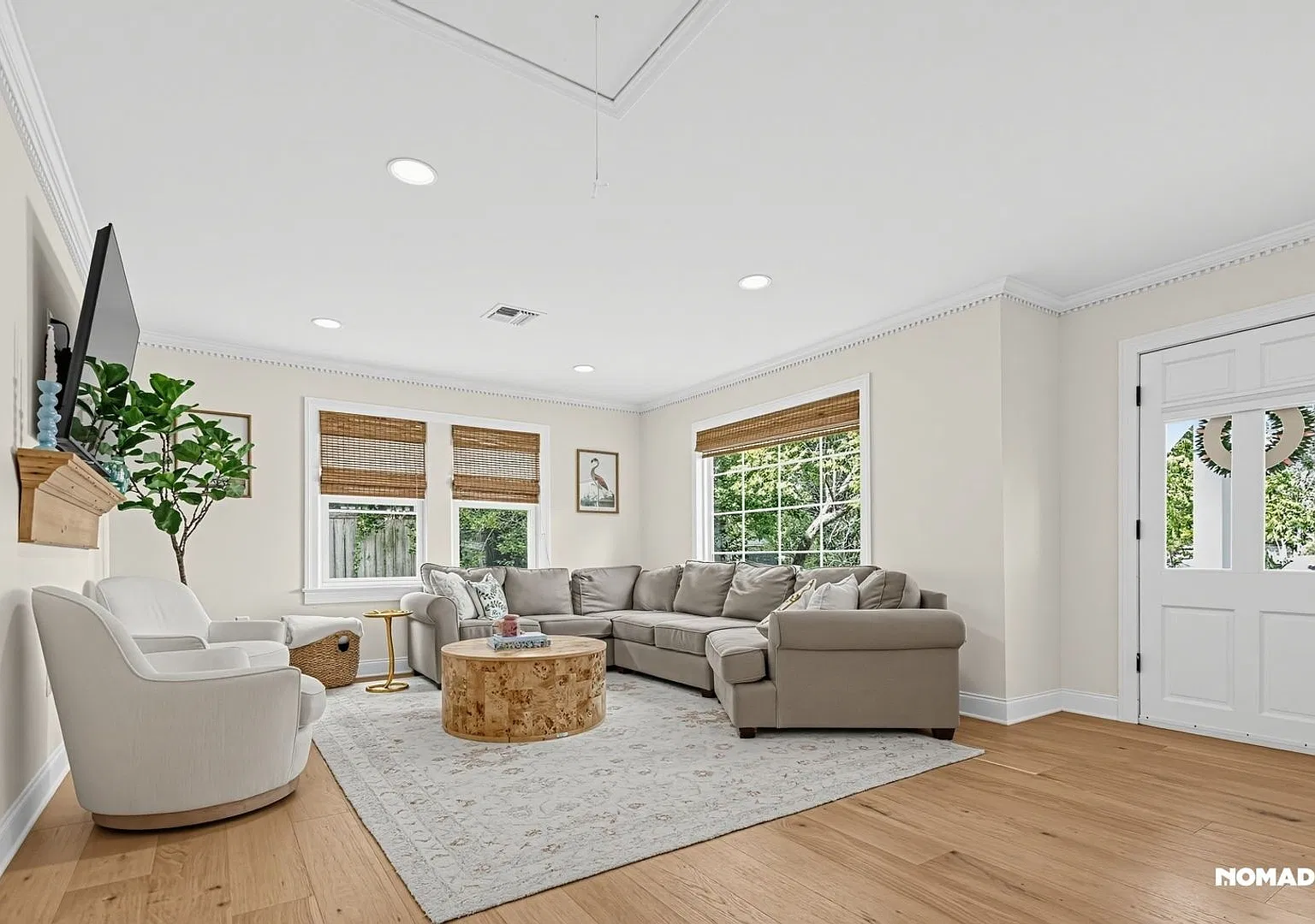 Spacious Southdowns home with detached apartment — Photo 2