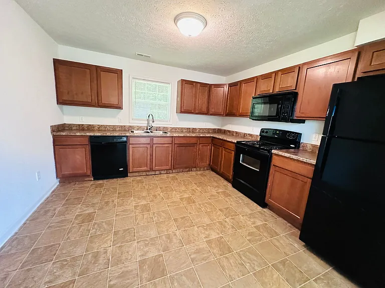 15 Station Ln NE — Photo 2