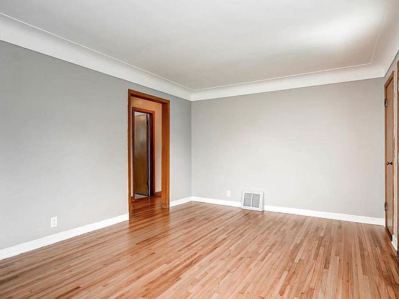 3rd image of 410 15th Ave N