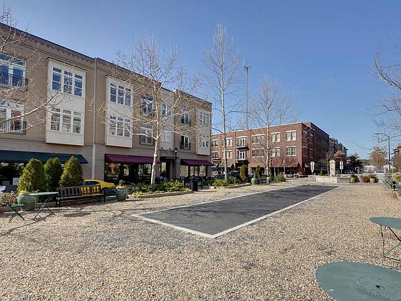 OVERLOOKS COMMUNITY COURTYARD