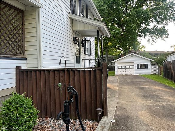 3rd image of 1126 Central Parkway Ave SE