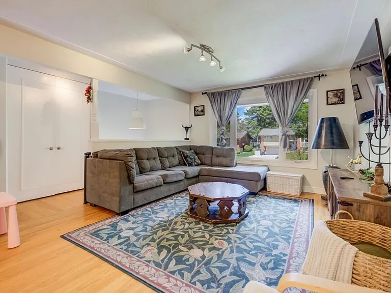 209 Willowdale Ave — Photo 2