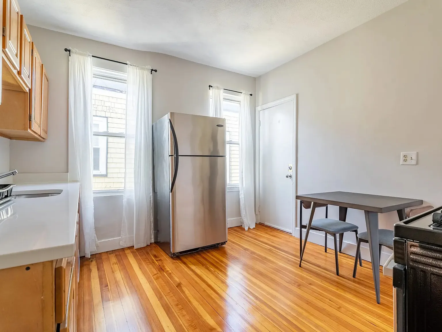 3 bed, 1200 sqft, $3,350 — Photo 2