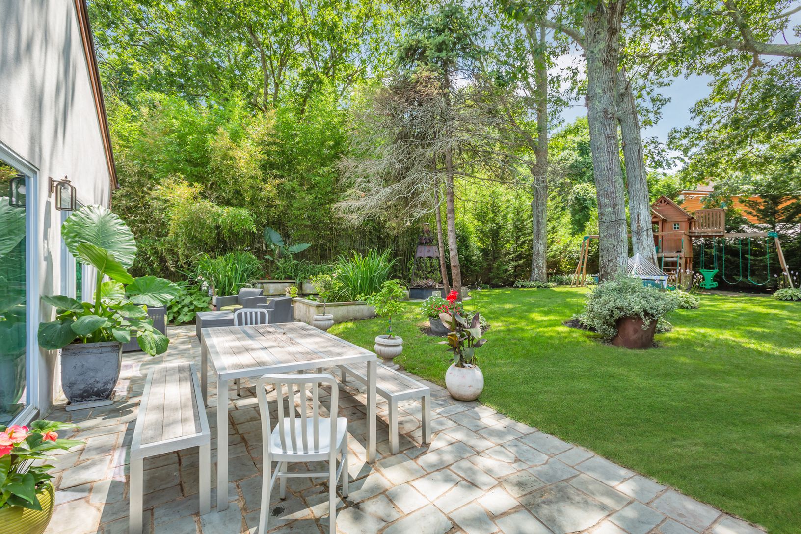 PROFESSIONALLY LANDSCAPED GROUNDS