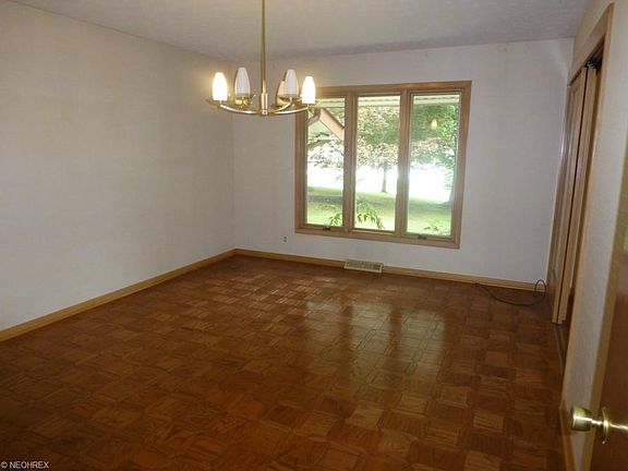 5th image of 40 Farwood Dr