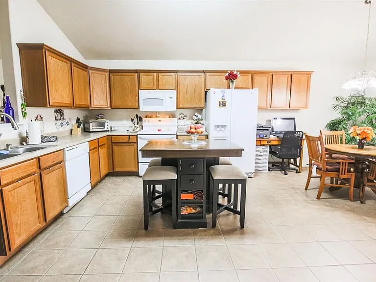 931 Xavier St — Photo 6