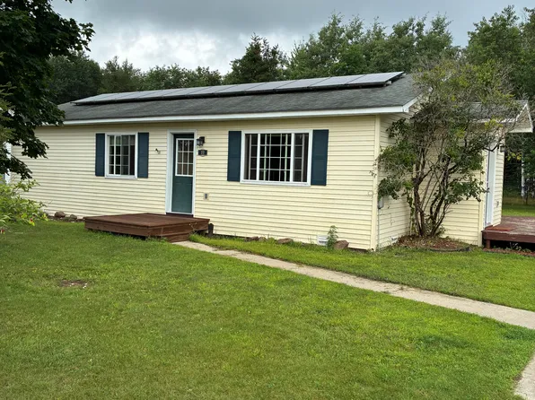 22 Wintergreen Cir, Gladstone, MI 49837