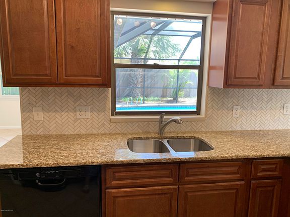 5th image of 685 Poinsetta Dr
