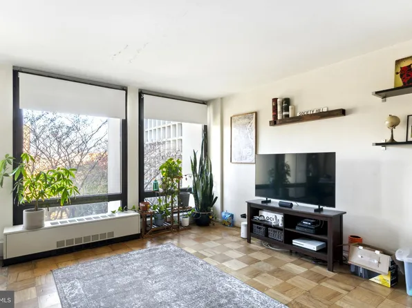 210 Locust St #5HW, Philadelphia, PA 19106