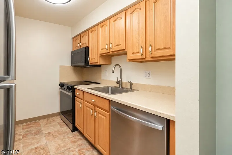 2 bed, 1.0 bath, $2,550 — Photo 3
