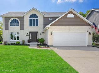 27W439 Chartwell Dr, Winfield, IL 60190